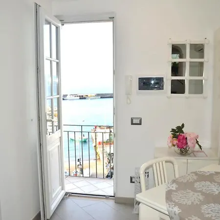 Feriehus Donna Rosa - Charming House By The Sea *